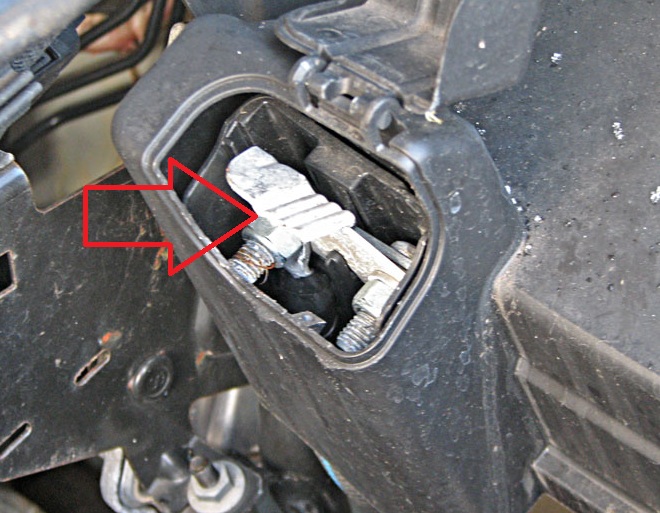 A step-by-step guide showing the jump-starting procedure for a Fiat Ducato, with jumper cables attached to the battery terminals Exposed