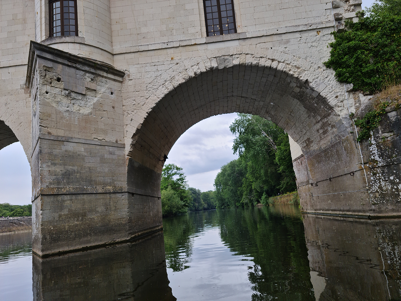 hâteau de Chenonceau with iconic arches, showcasing its exquisite Renaissance architecture.