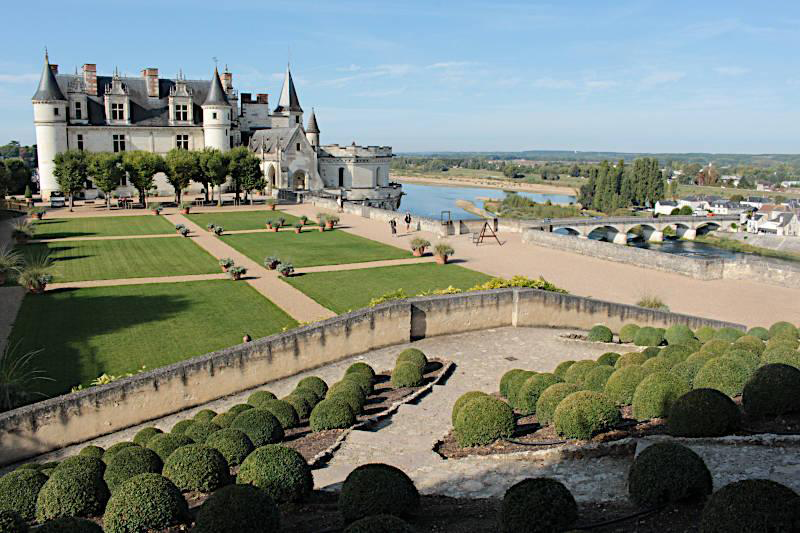 Aerial view of the gardens surrounding Château Royal d'Amboise, with intricate landscaping and vibrant flowers.