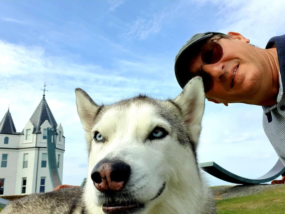 Selfie with a dog at the Horseman's Rest Hotel in John O'Groats.