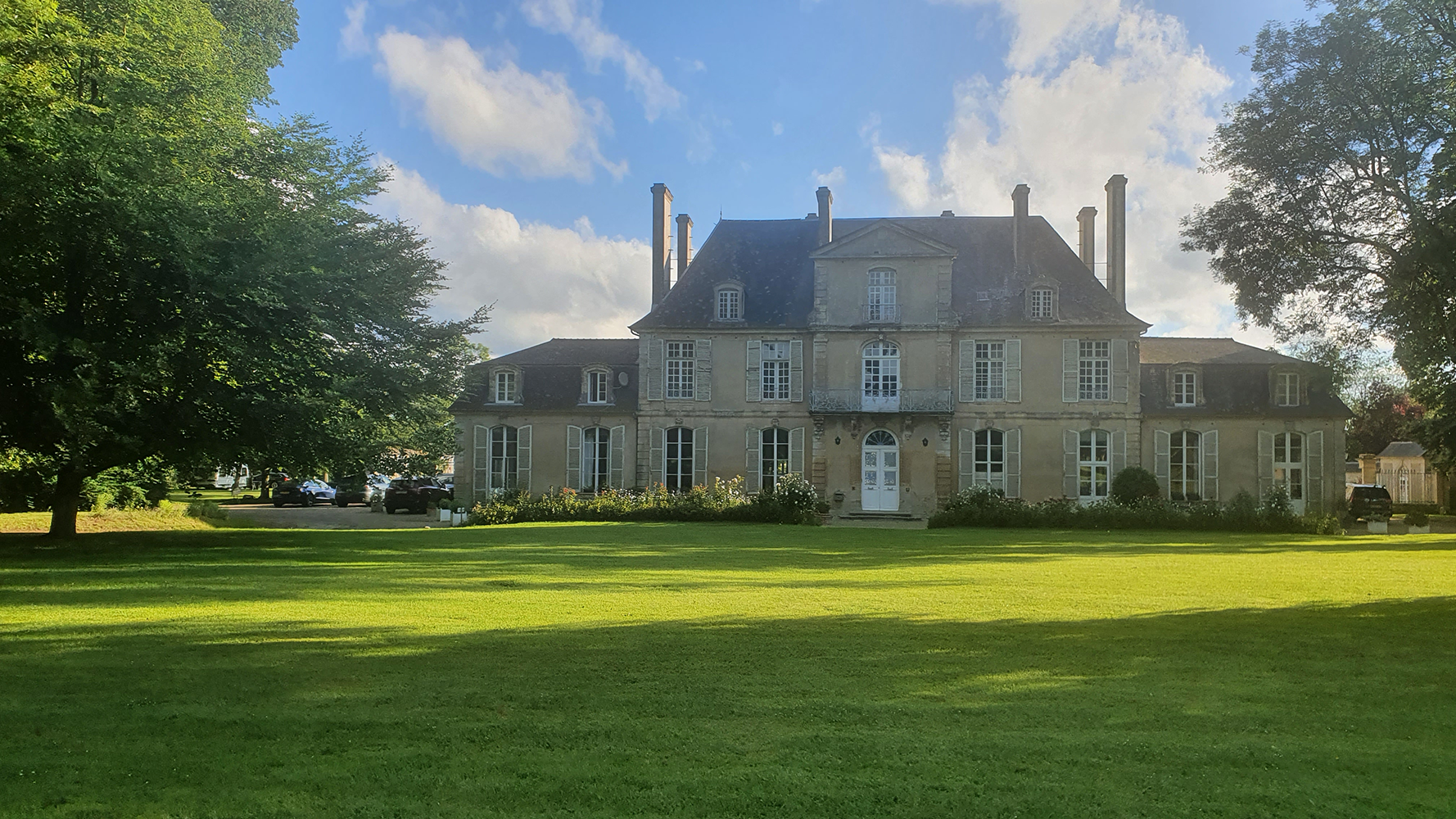 Front view of the Château de Martragny