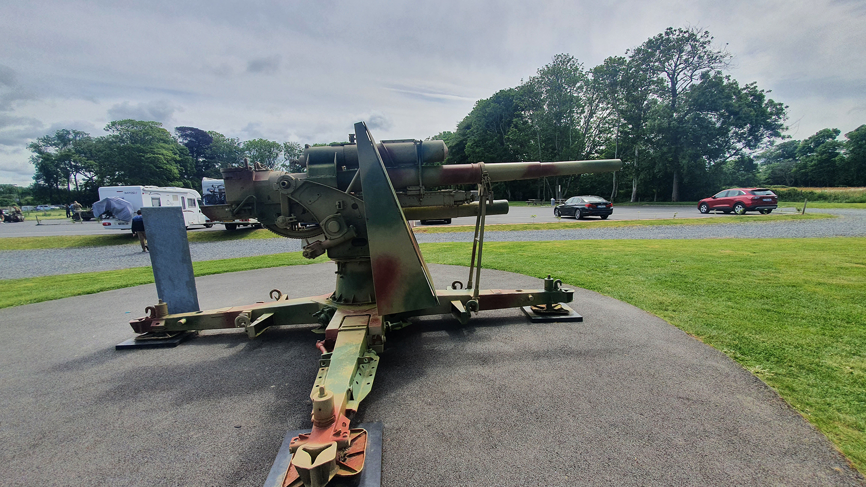 A formidable World War II cannon exhibited at the Overlord Museum, embodying the firepower and strategic importance of artillery during the conflict.