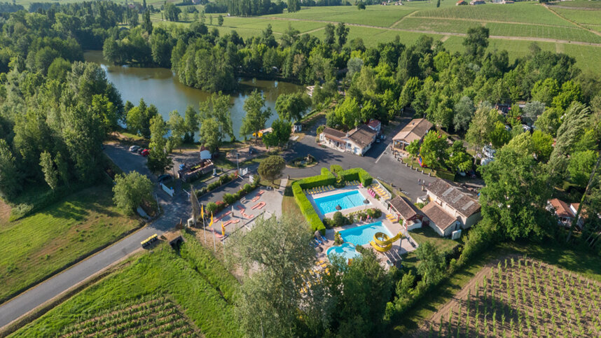 Aerial view of Camping Saint Emilion, showcasing the scenic layout and lush natural surroundings of the campsite.