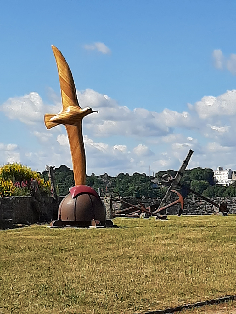 A captivating sculpture nestled within the gardens of Tour Solidor de Saint-Servan, adding artistic beauty to the historic site.