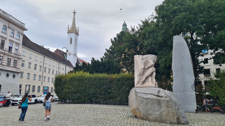 Albertina Platz and its sculptures