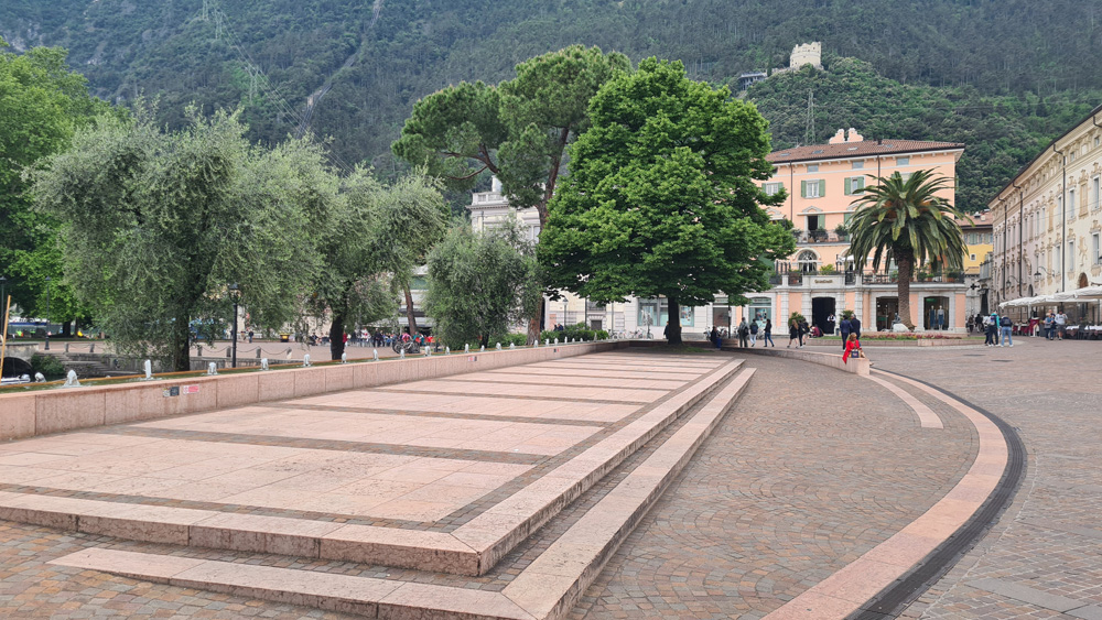 Piazza Giuseppe Garibaldi relaxing