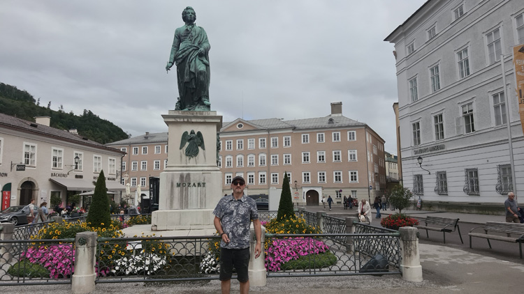 Plaza de Mozart Statue - Selfie