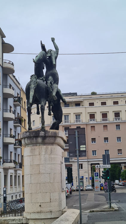 Ponte della Vittoria Statues