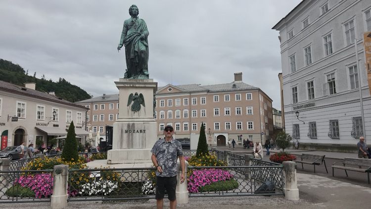 Plaza de Mozart Statue - Selfie